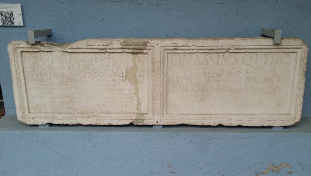tomljevar's tweet photo. 13-year-old Proculus died in #Rome, tragically killed by a falling roof tile..
~ "TEGVLA NAM ROMAE PROCVLVM PROLAPSA PEREMI[T]".
Joint tombstone of Papiria Rhome and her family &amp; Quintus Nassius Draco and his mother; found at #Salona (Croatia), 1st-2nd century AD. #RomanDeath https://t.co/Oo3zo9TYeE