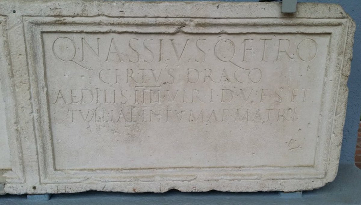 tomljevar's tweet photo. 13-year-old Proculus died in #Rome, tragically killed by a falling roof tile..
~ "TEGVLA NAM ROMAE PROCVLVM PROLAPSA PEREMI[T]".
Joint tombstone of Papiria Rhome and her family &amp; Quintus Nassius Draco and his mother; found at #Salona (Croatia), 1st-2nd century AD. #RomanDeath https://t.co/Oo3zo9TYeE