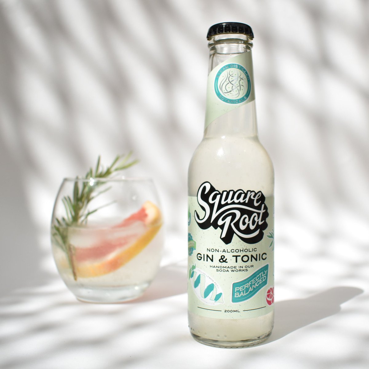 squarerootldn's tweet image. Hey pals 👋 If you don't want to drink alcohol at any point during the holidays, then don't. Whether you try our #NonAlcoholic #GinAndTonic or any of the other tasty NA sips out there (👀 @everleafdrinks , @bigdropbrewco 🎉) YOU choose how to #DrinkYourWay 💪😁 #MindfulDrinking