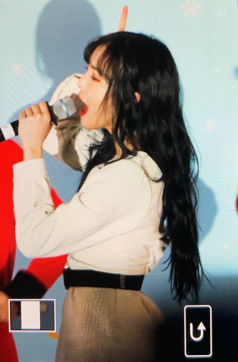 Tif971004's tweet photo. 191223 코액스 프리뷰
Merry Christmas ^^

#Yuju #유주 #최유나 #ユジュ
#GFRIEND #여자친구 #ヨチン https://t.co/Qn2raVEtsq