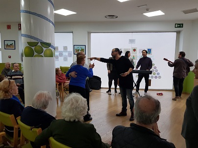 VitaliaFerraz's tweet photo. ¡Seguimos a tope con los eventos navideños! 
Os presentamos a los ganadores del #sorteo de @angelrielo - El Feliciólogo y la ganadora del Concurso de Pintura ¡Enhorabuena a tod@s los participantes! 👏👏👏

#CuidadodePersonas #CentrodeDía https://t.co/8uM4qy3ZEI