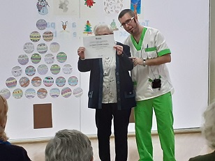 VitaliaFerraz's tweet photo. ¡Seguimos a tope con los eventos navideños! 
Os presentamos a los ganadores del #sorteo de @angelrielo - El Feliciólogo y la ganadora del Concurso de Pintura ¡Enhorabuena a tod@s los participantes! 👏👏👏

#CuidadodePersonas #CentrodeDía https://t.co/8uM4qy3ZEI
