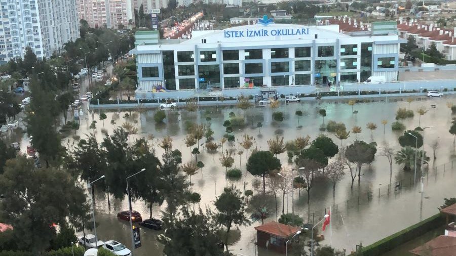 DenizSanli's tweet photo. İzmir İstek Okulları ve çevresi, lodos sonucu denizin taşmasıyla sular altında kalmıştır. İlçe Milli Eğitim Müdürlüğü’nün onayı dahilinde, okulumuzda eğitim-öğretime 23-24 Aralık 2019 günleri ara verilmiştir. Altyapı çalışması ve kalıcı çözüm talep ediyoruz!! @tuncsoyer @izmirbld https://t.co/qsLpcuQOfE