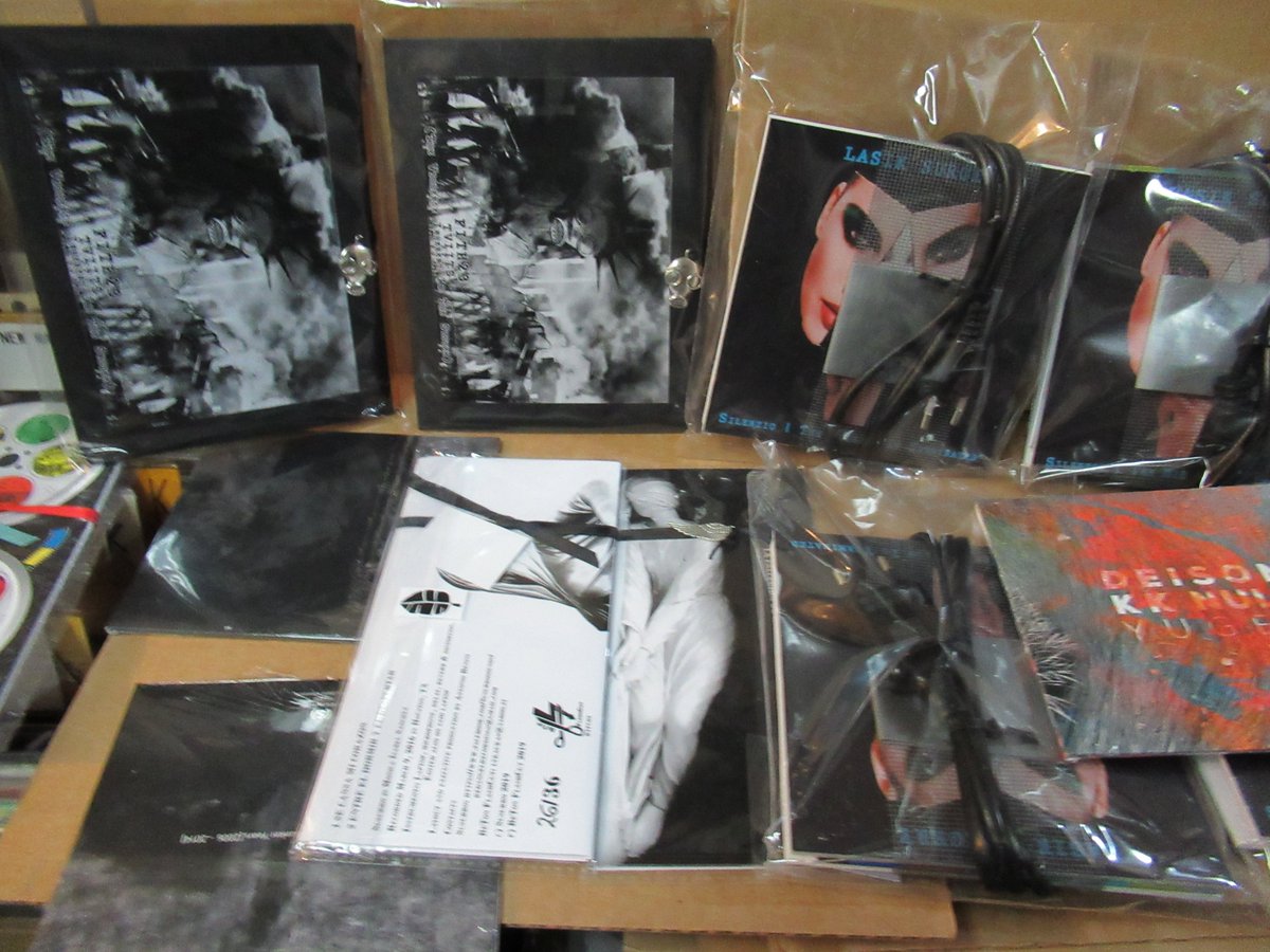 NEdSRECORDS's tweet photo. イタリアはN.周辺及び DEATH IN VENICE やBE-TON等のレーベルの自主製作は面白過ぎてノイズ系地下の良さを知れる処だ。Lasik-Supgeryは故Mouthausen Orchestraも在籍してるユニット。DEISONも懐かしい90sで #kkNull 岸野先生とのcollaboration CDも他映像系ノイズ作品も再入荷であるハンドメイド感動。 https://t.co/lKDwi6TzaZ