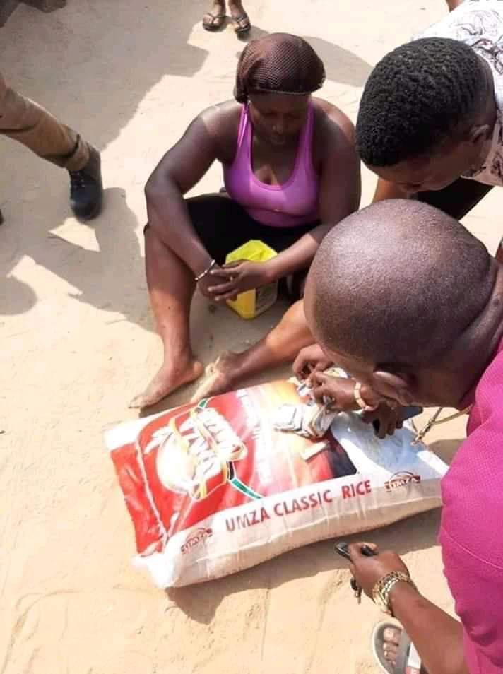 orlando_ezeugo's tweet photo. "A Woman was caught as she jumped over a fence to steal rice from a couple that went to church service. People contributed money for her instead of her been killed or beaten.

#Humanity Restored! https://t.co/UOtni3YUj4