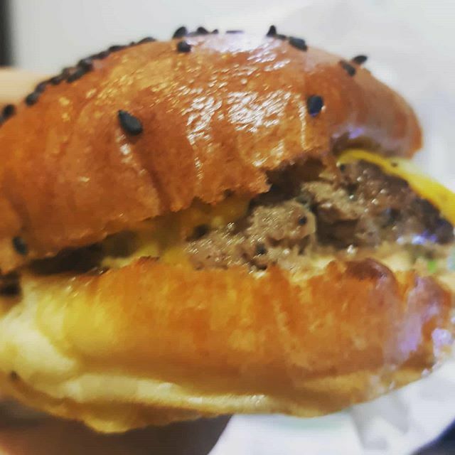 Raffy931's tweet photo. Got stuck in super heavy traffic but still managed to deliver our burgers! Thanks for the Christmas treat, @smashandbite and @ricochismoso ! Sarap! Merry Christmas! ❤

#SmashAndBite https://t.co/fwoxjXdJv5 https://t.co/SsNwIXecPx