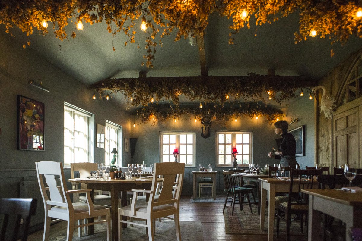 boxinghareuk's tweet photo. It's almost Christmas! We still have a few remaining tables left over the Christmas period. 😲✨

Reservations - https://t.co/mD4NqXhpw3

#festiveseason #cotswolds #placestoeat #chipping norton https://t.co/nbK8bpbOac
