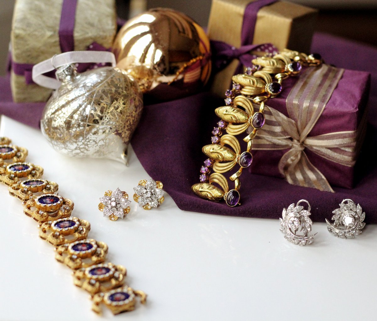 MorelleDavidson's tweet photo. From everyone at Morelle Davidson we would like to wish you happiness, peace &amp; success for the holiday season and every day of the upcoming New Year! 😍💎🎁

#merrychristmas #happynewyear #diamondearrings #earrings #diamondjewelry #christmasgiftideas #jewelry #finejewelry https://t.co/dSzfic914O
