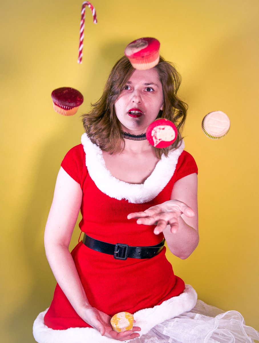 We are juggling cakes, cupcakes and candy canes! 🍭We bake with confidence, we got this! 🤶  Our baking Elves are doing the final Christmas shift before they retreat for next year ❤️🎂❄️😍🤶🎈💗💪👊🌟💕❤️
#christmascakes #Northlondoncakes #CakesN8 #Flyingcupcakes