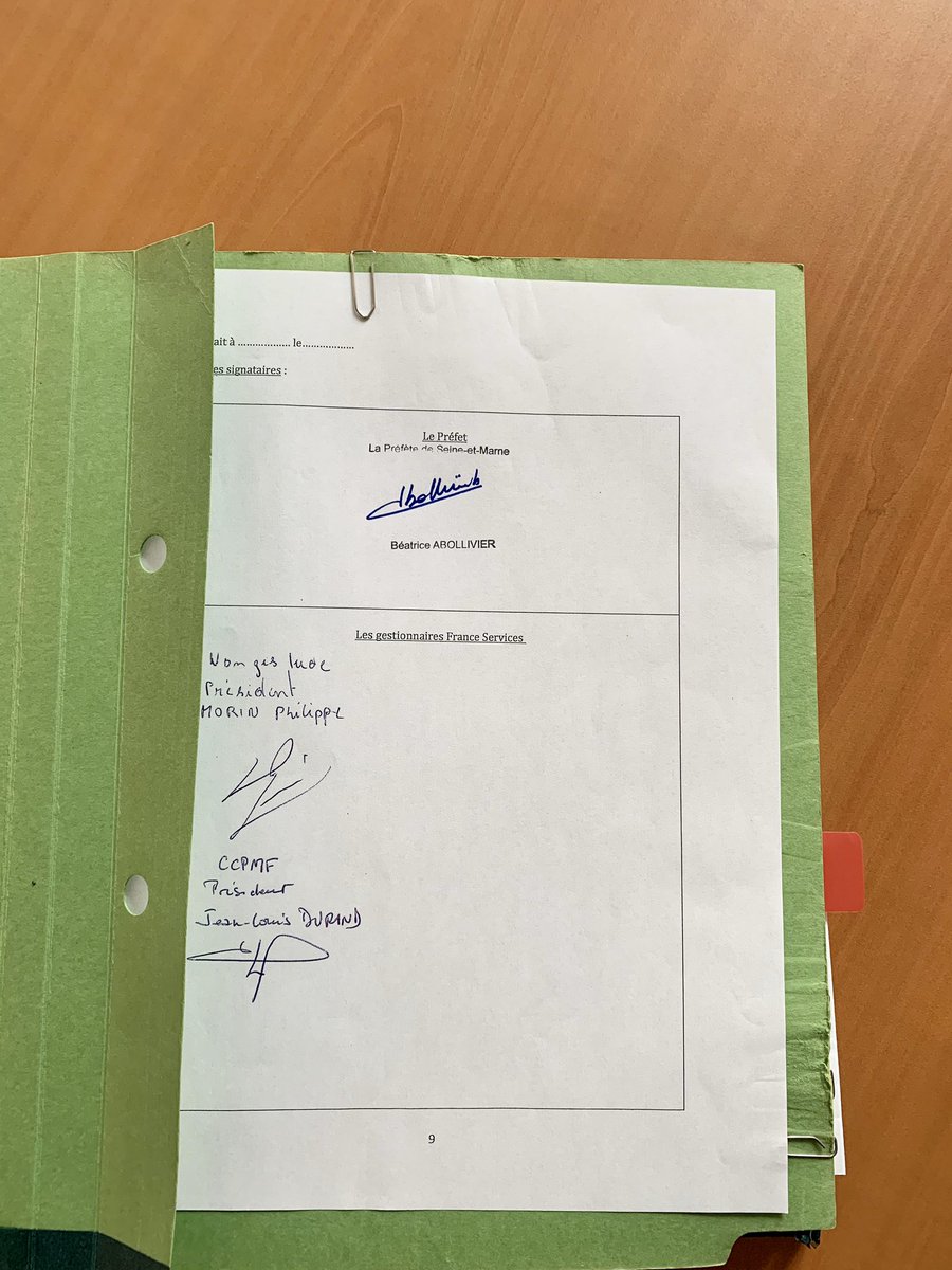 Fred_Bit's tweet photo. Signature ce matin chez @Prefet77 de la convention Maison France Services dans le 77.
La @Cnav_actu en Île-de-France s’engage aux côtés de ses partenaires de la @Caf_77 et de la #Cpam77 pour un service de proximité et un accompagnement au numérique renforcé en Seine-et-Marne. https://t.co/3TNYJobK8l
