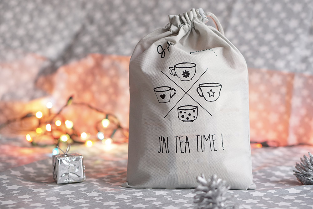 J-8 Une autre idée cadeau à offrir ou à s'offrir : le pochon Au coin du feu, composé de 50g de oolong orange chocolat, 1 escargot et un pochon en tissu recyclé à réutiliser ! Avec les 50% sur toute la boutique, il est à 8,95€ avec le code MERCI chakaiclub.fr/produit/pochon…