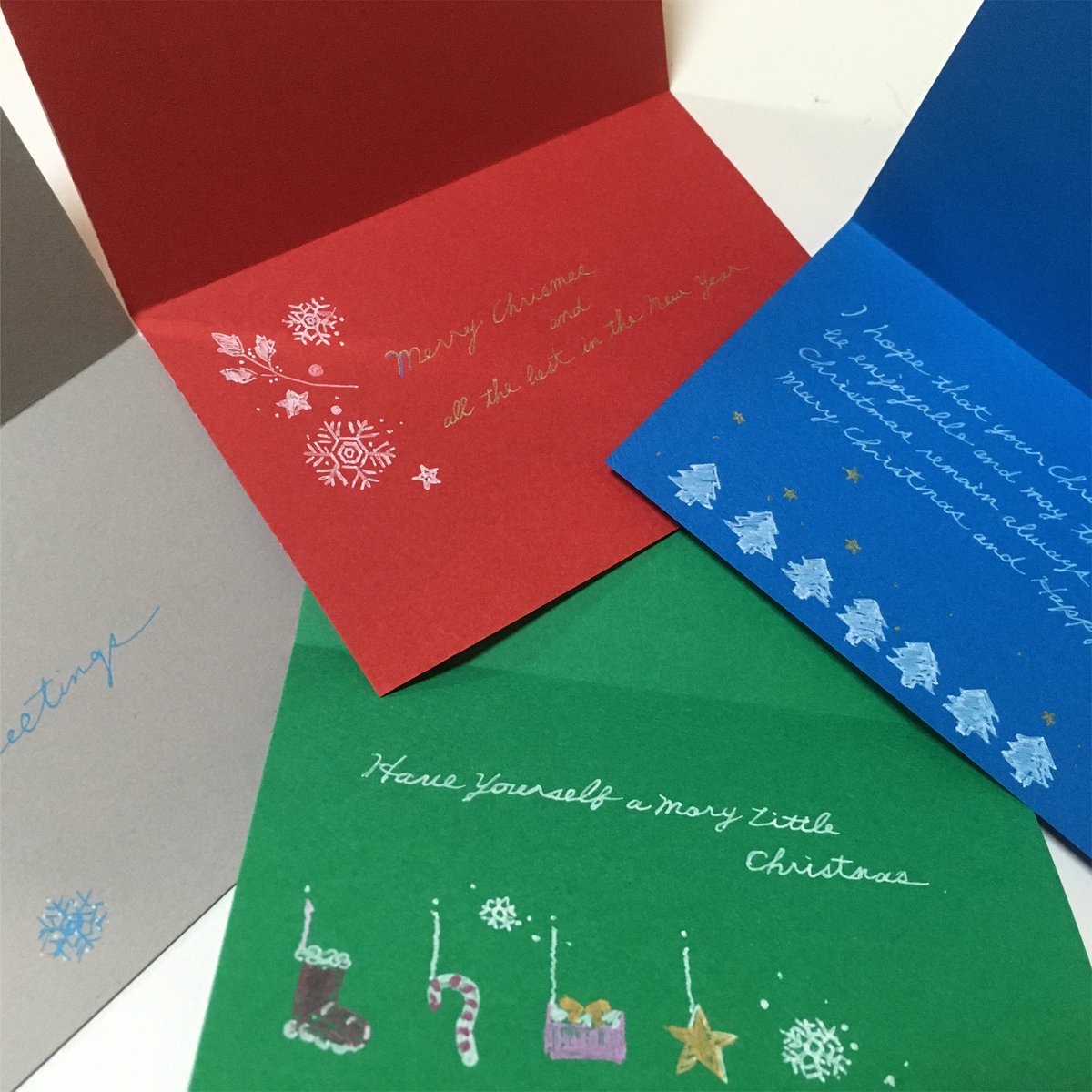 とろろ 画用紙に書ける白ペンが楽しくて 調子にのってクリスマスカード作成 クリスマスカード手作り Pilot