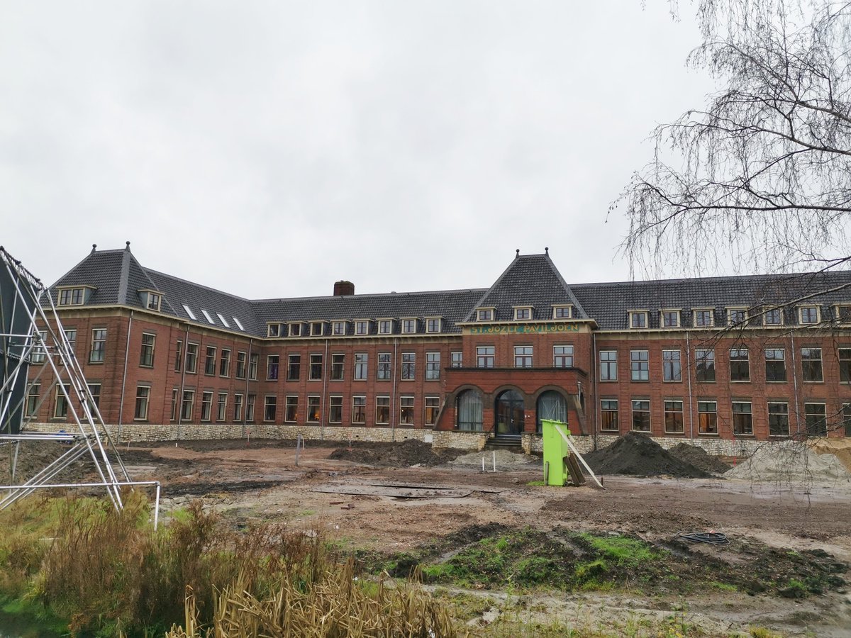 RaymondAarsman1's tweet photo. Voorgang verbouwing, herinrichting en bestrating Sint Jozefpaviljoen met toekomstig plein en plantsoen waar de eerste bewoners zijn ingetrokken in #Gouda. @DOMUSMAGNUScom https://t.co/Is82db3waf … … https://t.co/1kiLumkewm