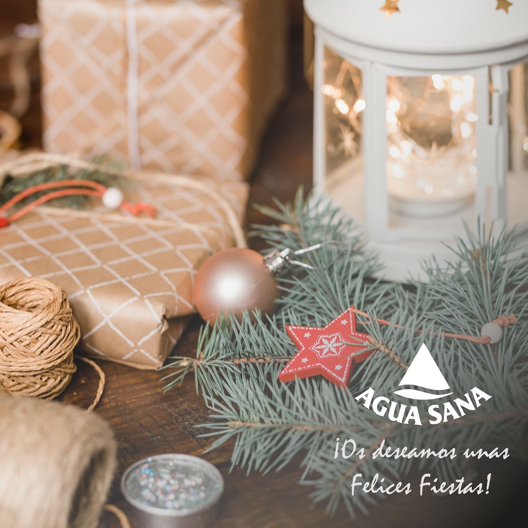 Desde Agua Sana os deseamos unas felices fiestas 🎅🎅 y no os olvidéis de manteneros hidratados durante las celebraciones🎉🥳🍶. 
.
.
.
Somos agua baja en sodio👴👶👩.
.
.
.
#aguasana #belesar #baiona #valmiñor #hidrátate #bajaensodio #salud #aguaesvida