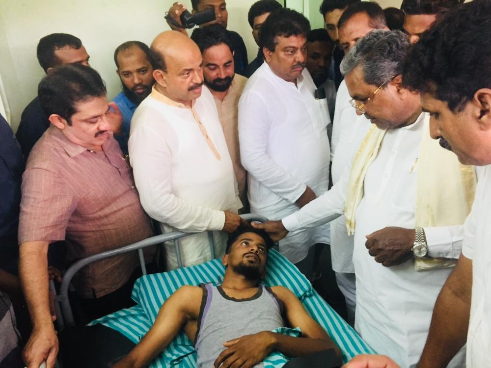 siddaramaiah's tweet photo. ಮಂಗಳೂರಿನ ವಿವಿಧ ಅಸ್ಪತ್ರೆಗಳಿಗೆ ಭೇಟಿ ನೀಡಿ ಗಲಭೆಯಲ್ಲಿ ಗಾಯಗೊಂಡವರಿಗೆ ಸಾಂತ್ವನ ಹೇಳಿದೆ.
#Mangaluru https://t.co/65NZlV6S2D