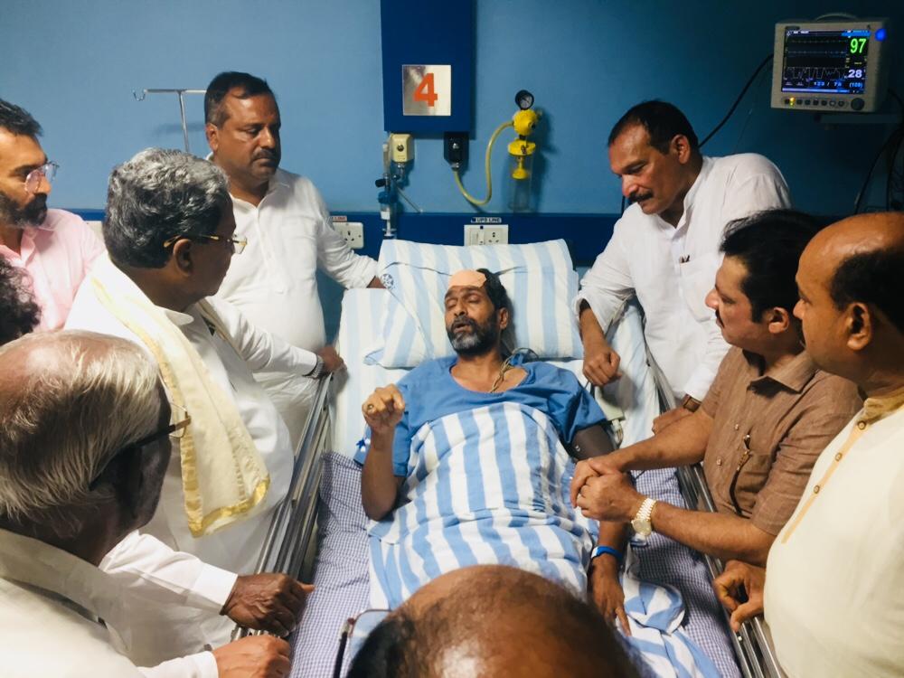 siddaramaiah's tweet photo. ಮಂಗಳೂರಿನ ವಿವಿಧ ಅಸ್ಪತ್ರೆಗಳಿಗೆ ಭೇಟಿ ನೀಡಿ ಗಲಭೆಯಲ್ಲಿ ಗಾಯಗೊಂಡವರಿಗೆ ಸಾಂತ್ವನ ಹೇಳಿದೆ.
#Mangaluru https://t.co/65NZlV6S2D