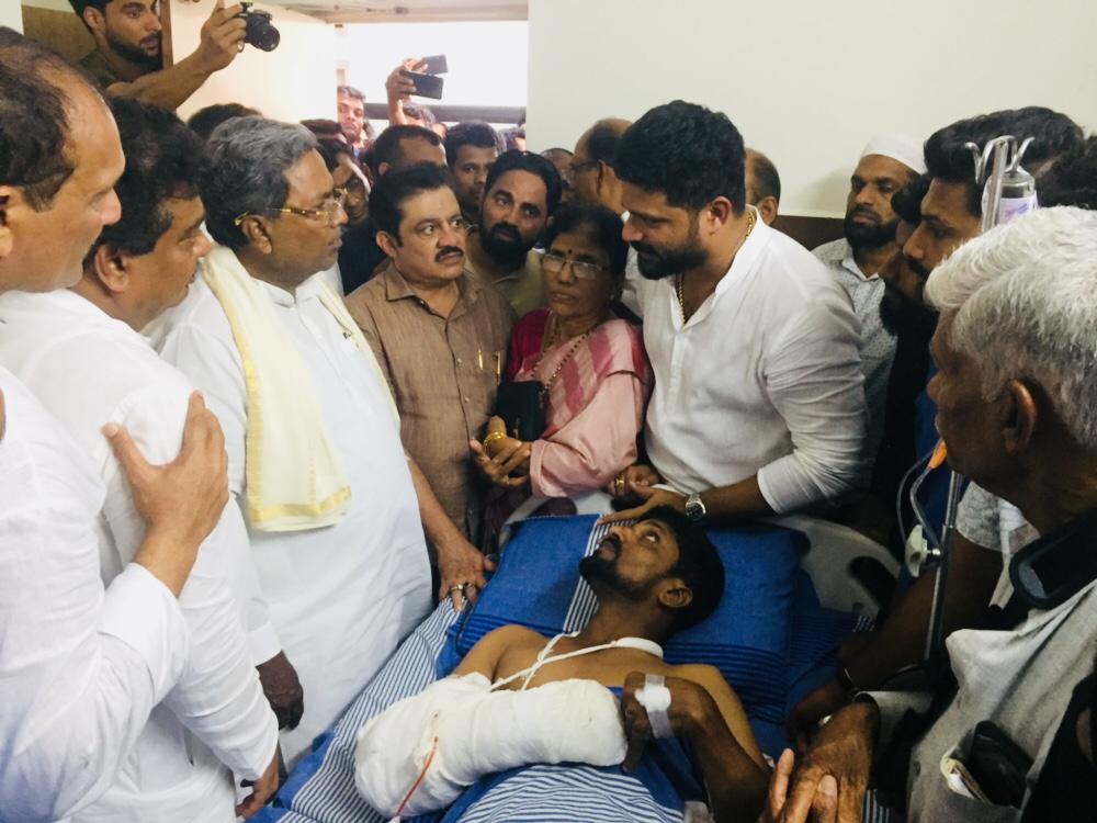 siddaramaiah's tweet photo. ಮಂಗಳೂರಿನ ವಿವಿಧ ಅಸ್ಪತ್ರೆಗಳಿಗೆ ಭೇಟಿ ನೀಡಿ ಗಲಭೆಯಲ್ಲಿ ಗಾಯಗೊಂಡವರಿಗೆ ಸಾಂತ್ವನ ಹೇಳಿದೆ.
#Mangaluru https://t.co/65NZlV6S2D