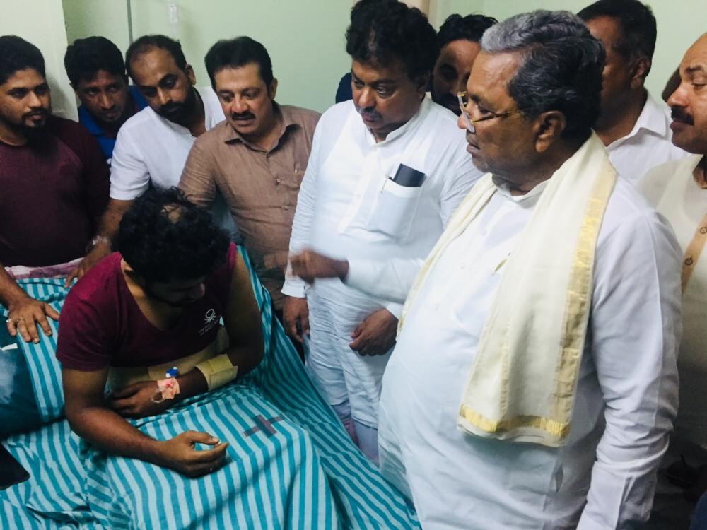 siddaramaiah's tweet photo. ಮಂಗಳೂರಿನ ವಿವಿಧ ಅಸ್ಪತ್ರೆಗಳಿಗೆ ಭೇಟಿ ನೀಡಿ ಗಲಭೆಯಲ್ಲಿ ಗಾಯಗೊಂಡವರಿಗೆ ಸಾಂತ್ವನ ಹೇಳಿದೆ.
#Mangaluru https://t.co/65NZlV6S2D
