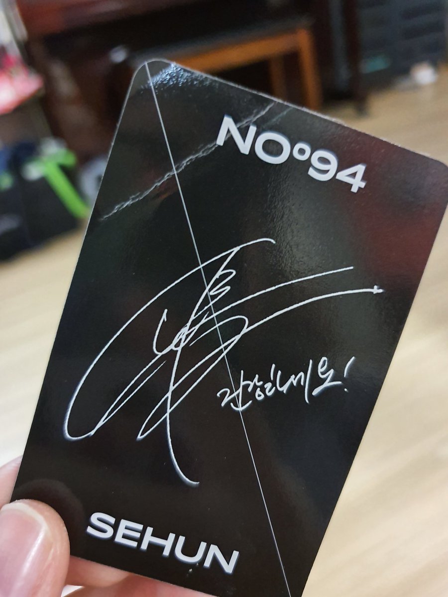 baekhyun_9393's tweet image. Sehun PC was bend when i unbox 😡😡😡 @SMTOWNGLOBAL @weareoneEXO @B_hundred_Hyun 
Did anyone get their PC like this too? 
#EXO #OBSESSION #obsessionwithexo #엑소