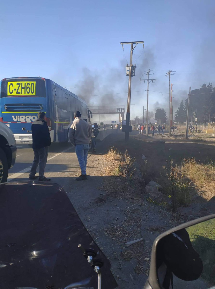 Amigopenquista's tweet photo. Accesos a celulosa Arauco y otros lugares cercanos se encuentran con BARRICADAS, generando tacos KILOMETRICOS!! https://t.co/9zPvoZUiEW