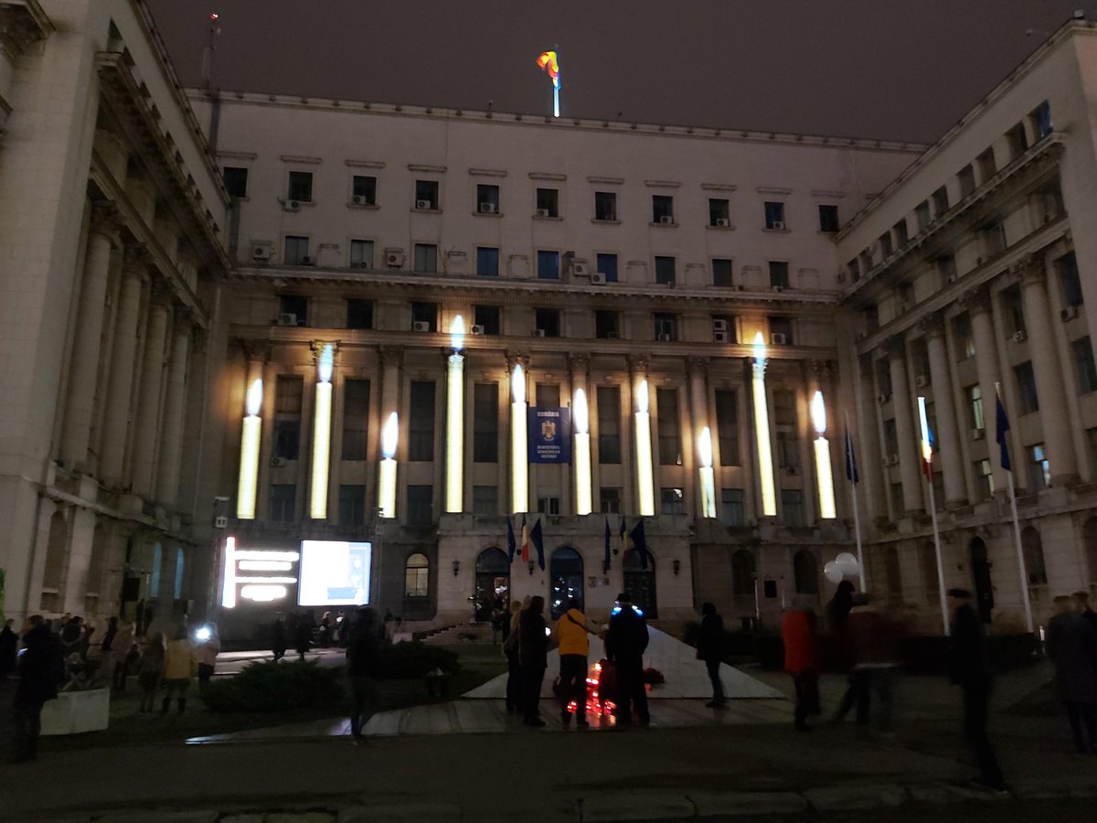 AndrewNobleHMA's tweet photo. Pentru mine, a fost o onoare să particip la ceremonia de comemorare a eroilor de la Revoluție. Ei și-au dat viața și sângele lor pentru ca noi să trăim în libertate, democrație și justiție. Trebuie să-i păstrăm în memoria noastră. #30YearsOfFreedom https://t.co/8PZTAWP8UG