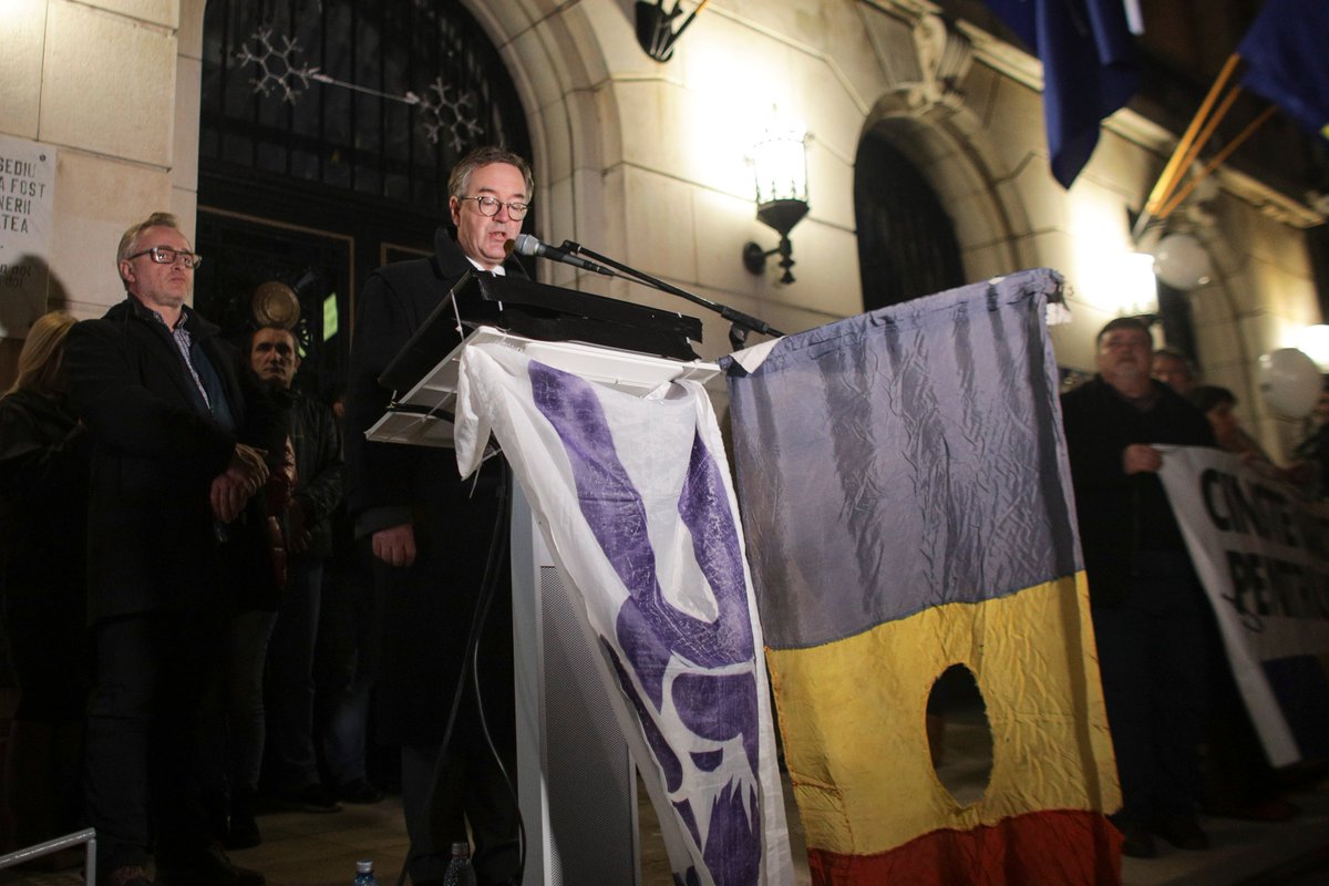 Pentru mine, a fost o onoare să particip la ceremonia de comemorare a eroilor de la Revoluție. Ei și-au dat viața și sângele lor pentru ca noi să trăim în libertate, democrație și justiție. Trebuie să-i păstrăm în memoria noastră. #30YearsOfFreedom