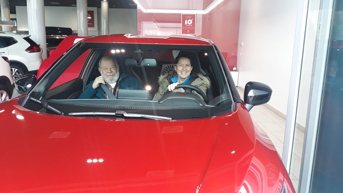 Amigos_Motor's tweet photo. Estamos de enhorabuena, en @VanautoNissan han hecho la entrega de su primer #NuevoJUKE, ha sido un momento muy especial para todos y esperamos de corazón que su dueña lo disfrute al máximo. Y tú, ¿a qué esperas para hacerte con uno? 😉 #NissanJUKE #Nissan #NissanSevilla #CATSA https://t.co/YwEhtGQdRf