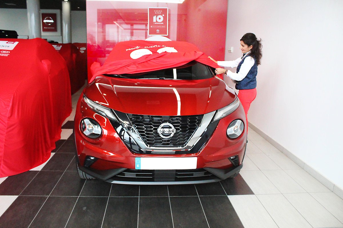 Amigos_Motor's tweet photo. Estamos de enhorabuena, en @VanautoNissan han hecho la entrega de su primer #NuevoJUKE, ha sido un momento muy especial para todos y esperamos de corazón que su dueña lo disfrute al máximo. Y tú, ¿a qué esperas para hacerte con uno? 😉 #NissanJUKE #Nissan #NissanSevilla #CATSA https://t.co/YwEhtGQdRf