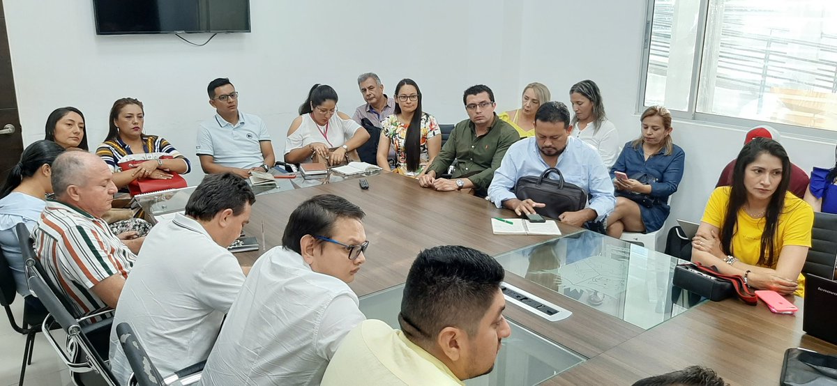 AlcaldiaPZA's tweet photo. #AEstaHora se desarrolla una reunión entre los dos equipos de empalme de la administración saliente del #Alcalde @FAVIOVEGAPAZ y la administración entrante de Eunice Escobar. En la sala de Junta del Palacio Municipal. https://t.co/FZ36FKgkq3