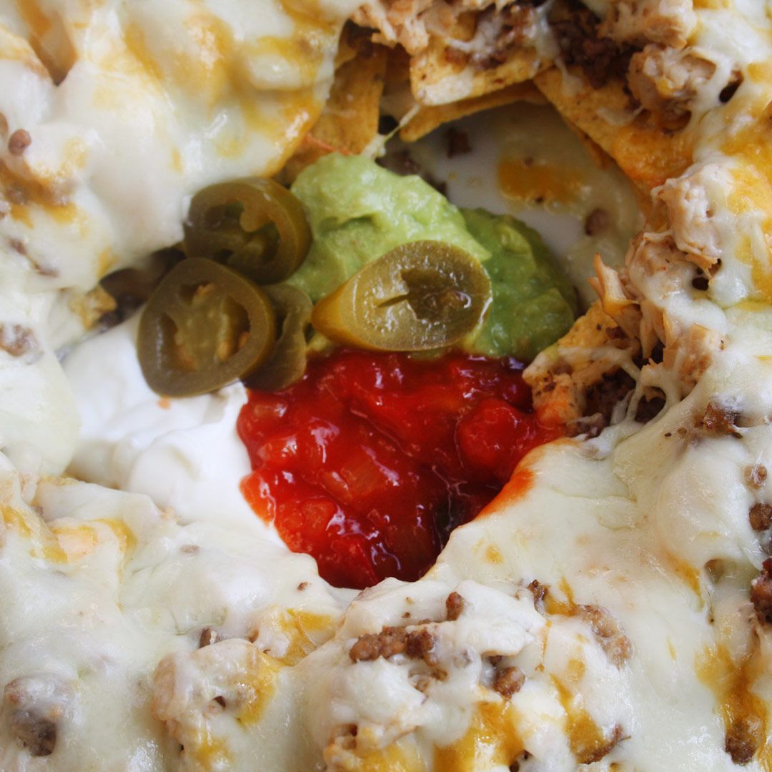 ELLAMERICANO's tweet photo. ¡Siempre funcionan! Prueba nuestros #GreatNachos, ideales para compartir. 
#Tomares #ElAmericano #FelizNavidad #MerryChristmas https://t.co/mCwi8aEV2p