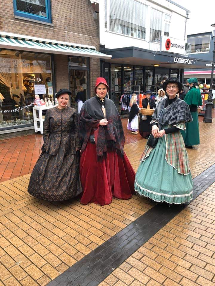 DickensFestijnC's tweet photo. Wat zagen ze er allemaal prachtig uit! 🎩🎄👒
#DickensFestijnCoevorden https://t.co/kGoJUwYP8E