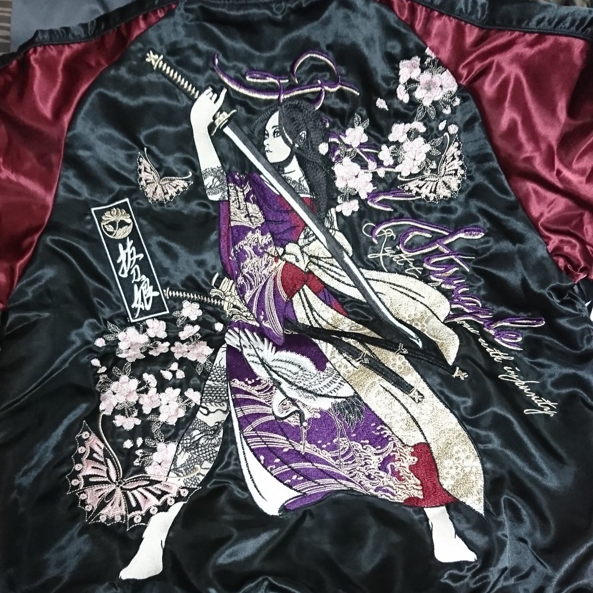 ミルキー グロテスキー 夏生 ザ リッパー ついに黒x赤と黒単色キター 今回はなんと刺繍スカジャンとプリントのma 1系でアウター2着 マジか これは超お得感 今まで青系とか白系多かったから歓喜パない 後はtシャツ2枚 白と黒 とジャージ 紫 この絵カッケー