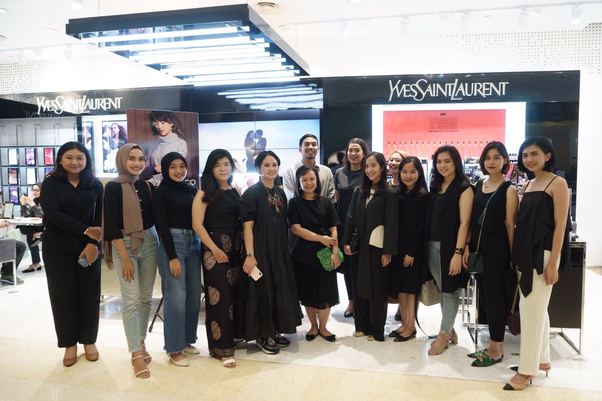 glitzmediaco's tweet photo. YSL Beauty bersama https://t.co/eOfOkm15f1 menyapa para Glitzmedia Community bersamaan dengan hadirnya The Holiday Look 2019: High on Star Collection dan sharing session bersama @ifanrivaldi tentang makeup sesuai wajah kamu ❤️
—
@yslbeauty 
#YSLbeauty
#YSLXGLITZMEDIACO https://t.co/t0yI79VESU