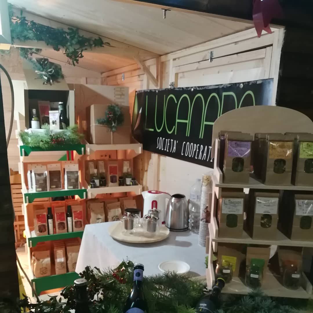 CoopLucanapa's tweet photo. Ai mercatini di natale, vi aspettiamo!

#capodannoRai #Basilicata #canapa #100per100italian #goodfood #madeinitaly #mercatiniDiNatale #biodegradable #compostable #greenpackaging #packaging #PLA #cannabislight #cannabisSativaL #cannabis #chanvre #hanf #hemp https://t.co/BFxIsgTbT5