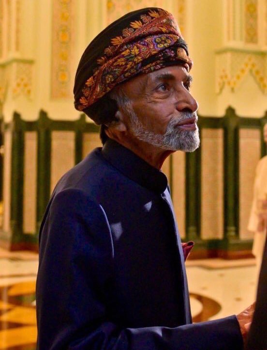 السلام لقلبهِ ونبضهِ
رباه بقدرِ هذا الحُّب الصادق من أبناء عُمان النبلاءْ ..
أسعدنا بخبر طلِّته علينا والتي لا تشبهها أي طلّة وأعد عليه ابتسامته المُبهجة ❤