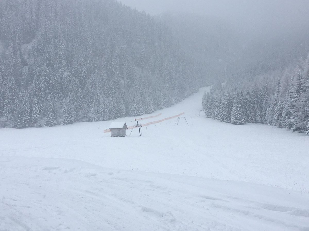 MeteoprognozaPL's tweet photo. Na Kalatówkach sezon na sanki rozpoczęty ❄️😍 Fot. Fb-Hotel Górski PTTK Kalatówki. https://t.co/zqfO6yB3y4