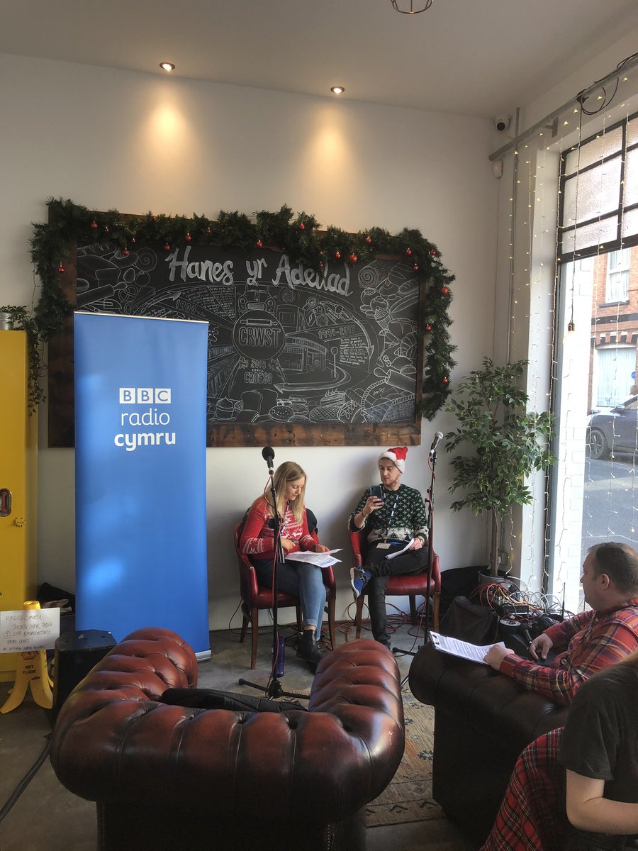 ifanevans's tweet photo. Parti dolig criw y prynhawn yw hi heddi ar @BBCRadioCymru yn fyw o @crwstcymru yn Aberteifi. Galwch fewn i’n gweld ni rhwng 2 a 5. 📻🎄🍾@terwyndavies @DaiWills92 @SianiWills https://t.co/LgYYLl6GJE