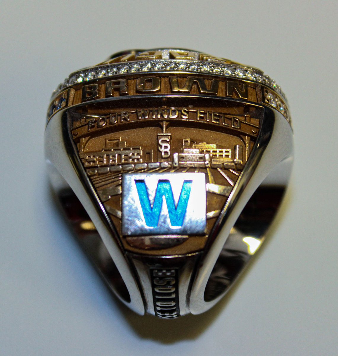 SBCubs's tweet photo. CUBS CHAMPIONSHIP RING FACT #11
Four Winds Field along with the Ivy at Berlin Place have been minted in 14 karate gold on one side of the ring.
#CubsWin #Champions #FlyTheW #RingFacts #SBCubs https://t.co/Cw38SzaOyI