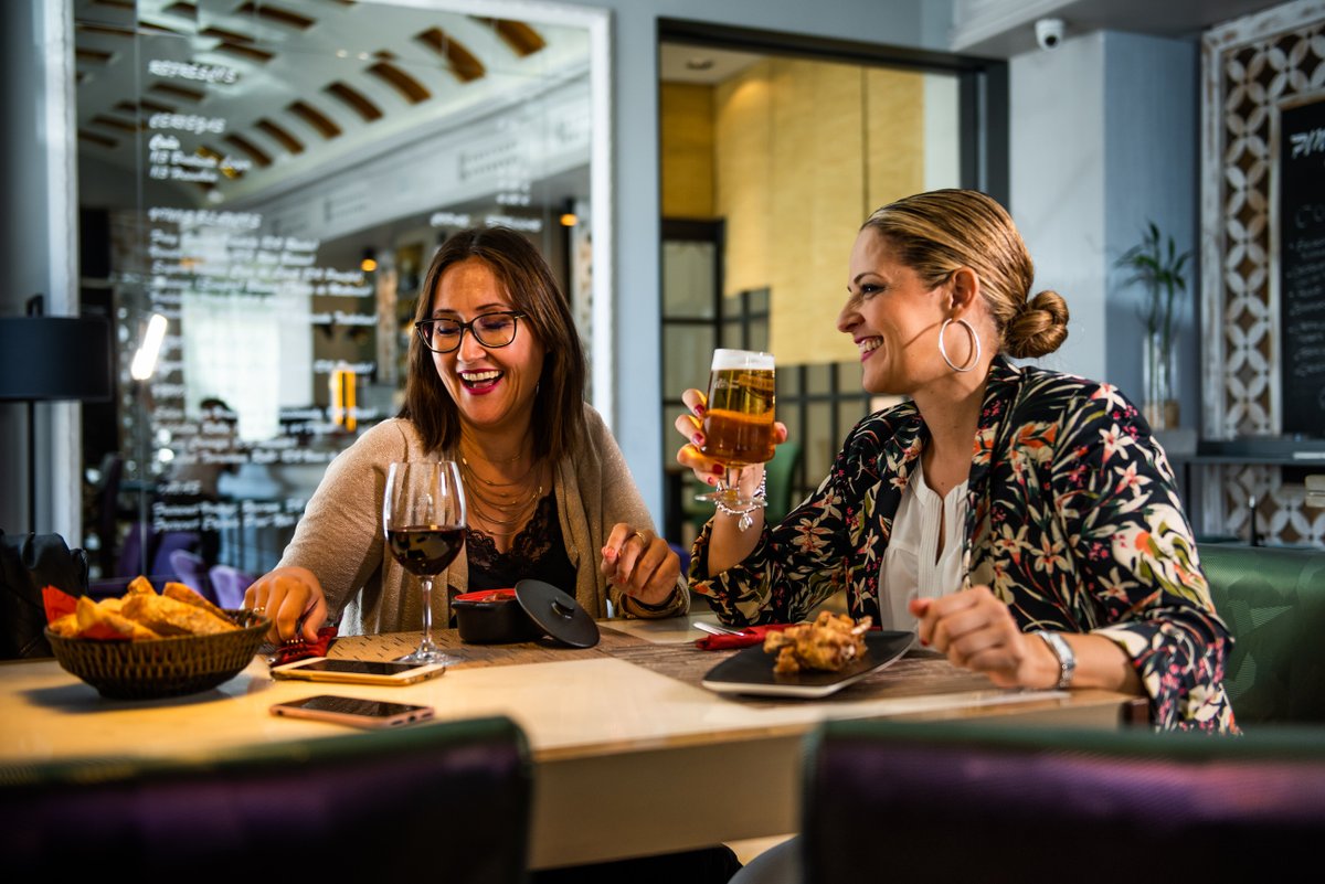 BarradeSando's tweet photo. La #Navidad es temporada de quedar con amigos y familiares, comparte momentos y disfruta de exquisitos pintxos en La Barra de Sandó! https://t.co/mpa5VqI79s