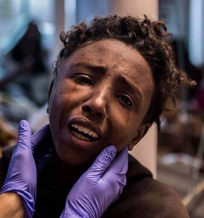 GallozziMrita's tweet image. “Potete avvisare mia mamma?”. Emran, 14 anni, è arrivato in Libia dalla Somalia da solo. Poco prima di prendere il mare è stato picchiato e ha perso un occhio. È una delle persone salvate da morte certa in mezzo al mar Mediterraneo da Open Arms Europe (Foto di O.Calvo)
#MamAfrica