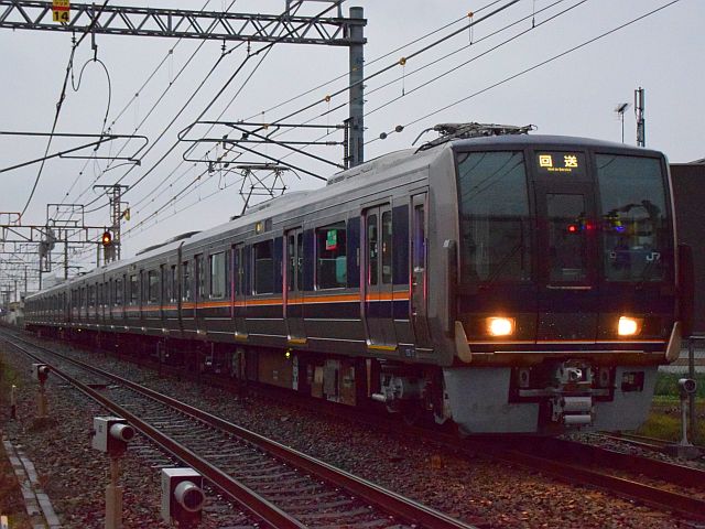 ポケモンｇｏ大好き ポケモン部 ポケ活 アメ活とジム活に燃える ニセ３２１系 昨夕の和田岬線送り込み回送２０７系 暗がりでリニューアル２０７系クモハを撮ると ３２１系クモハ３２１みたい