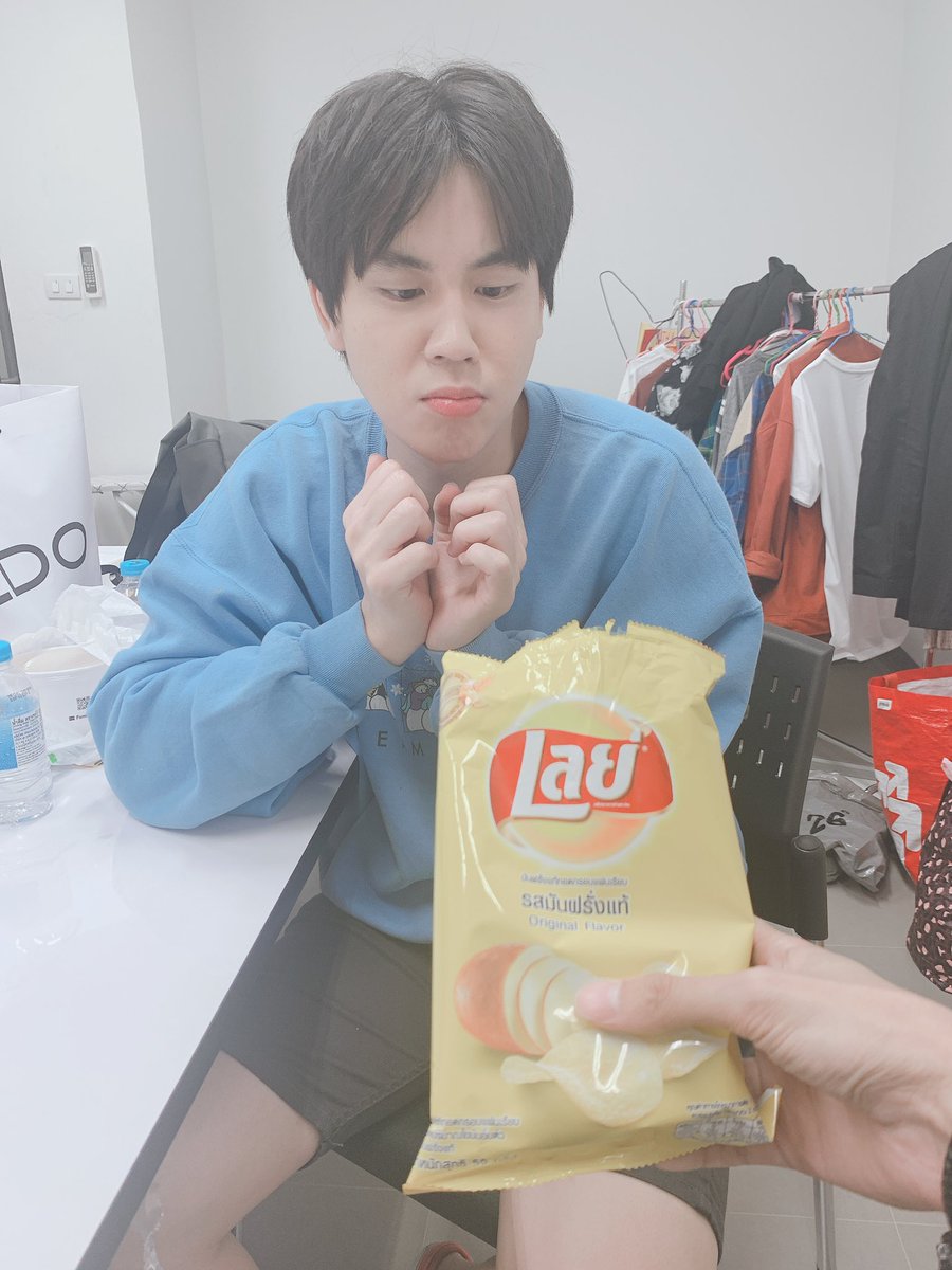 bb0un's tweet photo. หิวหรอ งั้นกลับห้องกันห้องเฮียมีเลย์นะ
😂😂😂
#กินเลย์กับบุ๋นเปรม
#เลย์10บาทแจกเน็ตหนัง https://t.co/s0e66y7bcx