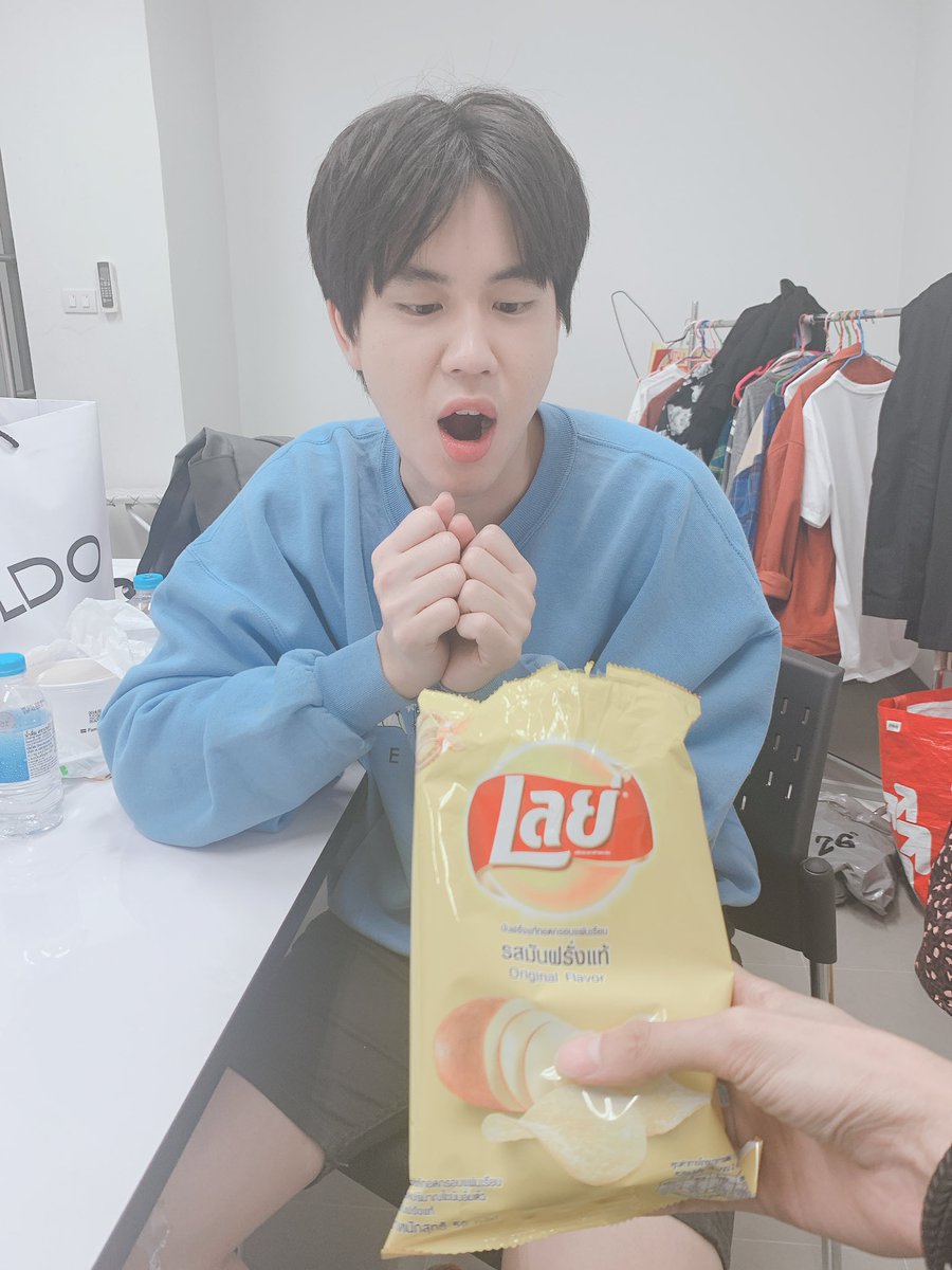 bb0un's tweet photo. หิวหรอ งั้นกลับห้องกันห้องเฮียมีเลย์นะ
😂😂😂
#กินเลย์กับบุ๋นเปรม
#เลย์10บาทแจกเน็ตหนัง https://t.co/s0e66y7bcx