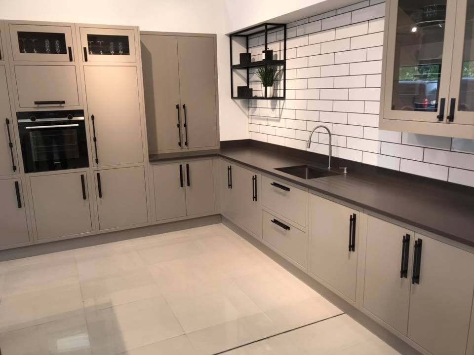 One of our modern collection kitchens showing how darker worktops can really compliment the look of your kitchen.

Our showroom Re-Opens: Friday 3rd January at 9am

#willowluxurykitchens #luxurykitchens #bespokekitchens #handcraftedkitchens #kitchenshowroom #motivationmonday