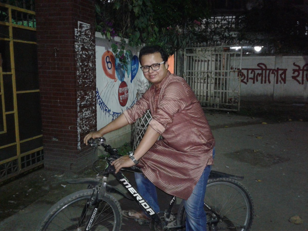EmranAzad5's tweet photo. In front of Bangladesh Kuiet maitree hall, DU https://t.co/RTNz1maLE1