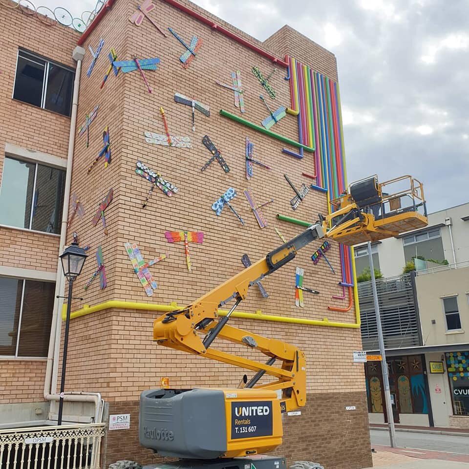 GiftedTawk's tweet photo. This art teacher had her Ss repurpose old, discarded ceiling fan blades as dragonflies to be displayed on the side of their school. How do you teach Ss the 3 R’s? https://t.co/TpiIj8a4LL