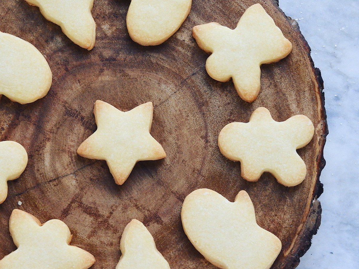 andi_1117's tweet image. Procrastibaking(n): The art of baking cookies instead of doing something else you should be doing.  Yup that’s me🙋🏻‍♀️ with only 2 more baking days till #Christmas I probably won’t be leaving my kitchen anytime soon! You can find my organic #shortbreadcookie recipe on my website ❤️