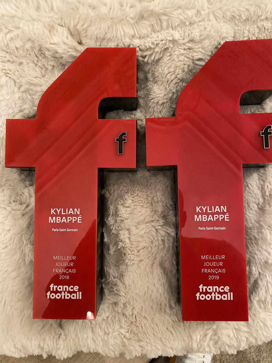 KMbappe's tweet photo. • 2018 ✔️
• 2019 ✔️
Une immense fierté de pouvoir remporter ce trophée de meilleur joueur français de l’année pour la seconde fois consécutive. Un grand merci à à tous pour votre soutien. 

☕️x🍞 @francefootball https://t.co/SnaDXJpueQ