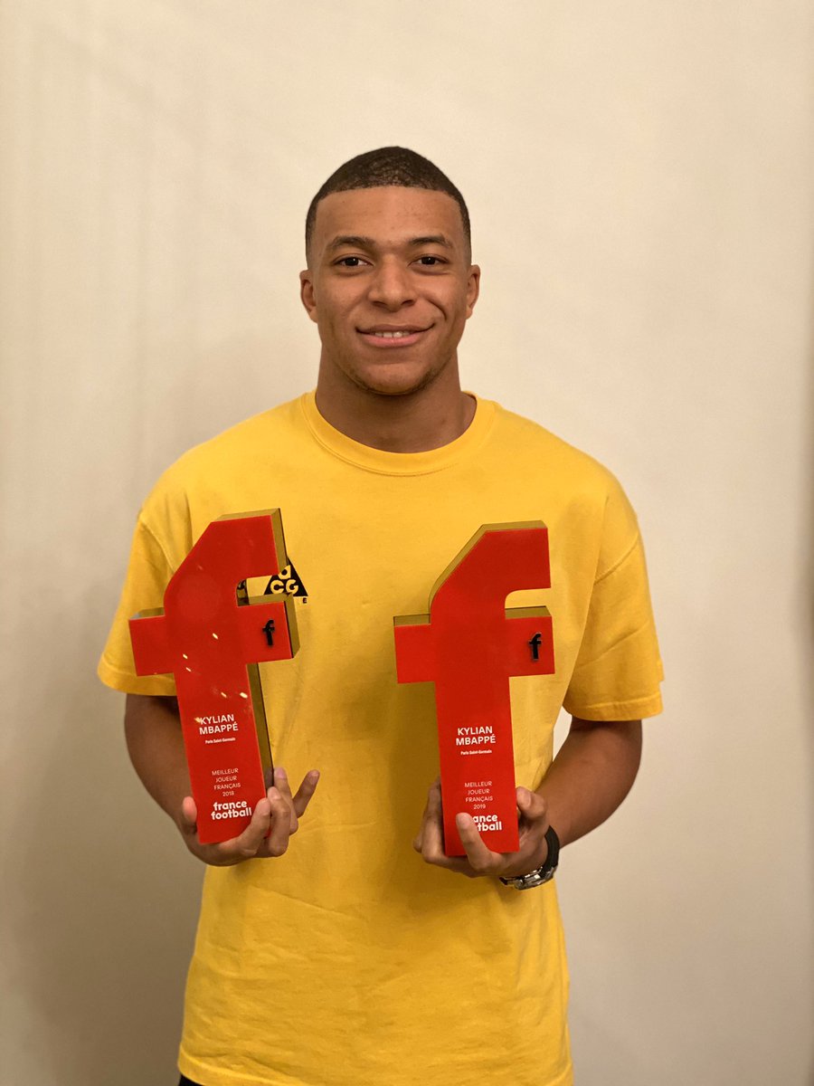 KMbappe's tweet photo. • 2018 ✔️
• 2019 ✔️
Une immense fierté de pouvoir remporter ce trophée de meilleur joueur français de l’année pour la seconde fois consécutive. Un grand merci à à tous pour votre soutien. 

☕️x🍞 @francefootball https://t.co/SnaDXJpueQ