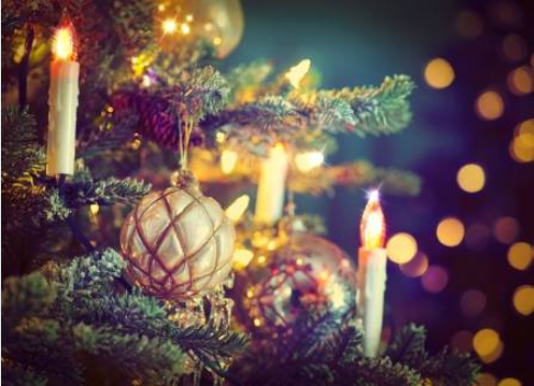 Antes, los abetos se decoraban con velas y manzanas. Posteriormente, se añadieron las luces, las bolas, la estrella y los lazos que representan la unión entre las familias y los seres queridos en esta época llena de ilusión y felicidad. #FelizNavidad